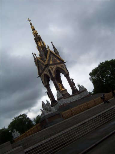 Picture -> My shoe in front of a golden statue